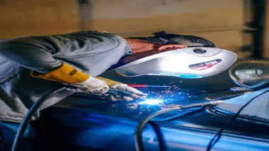 Kfz-technik-mueller-Autowerkstatt-Laatzen-Mitarbeiter schweisst